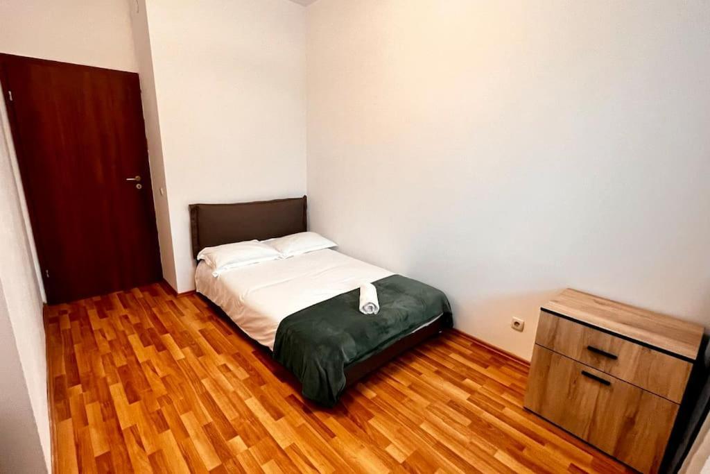 Otopeni Airport Apartment With Private Garden 외부 사진