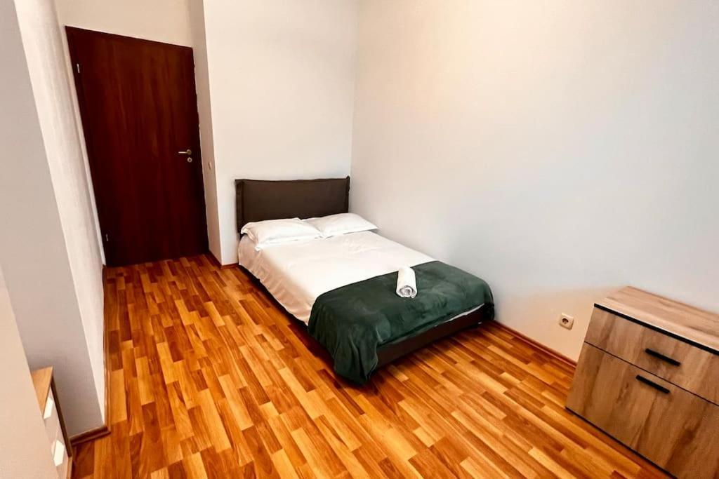 Otopeni Airport Apartment With Private Garden 외부 사진
