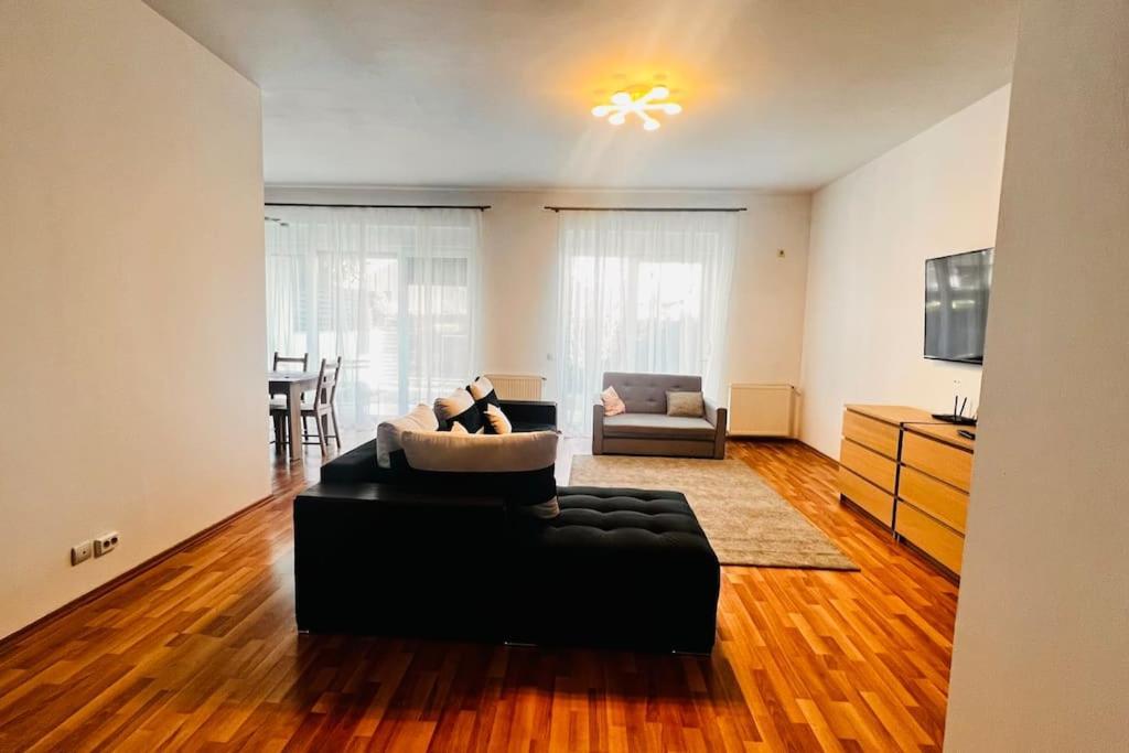 Otopeni Airport Apartment With Private Garden 외부 사진